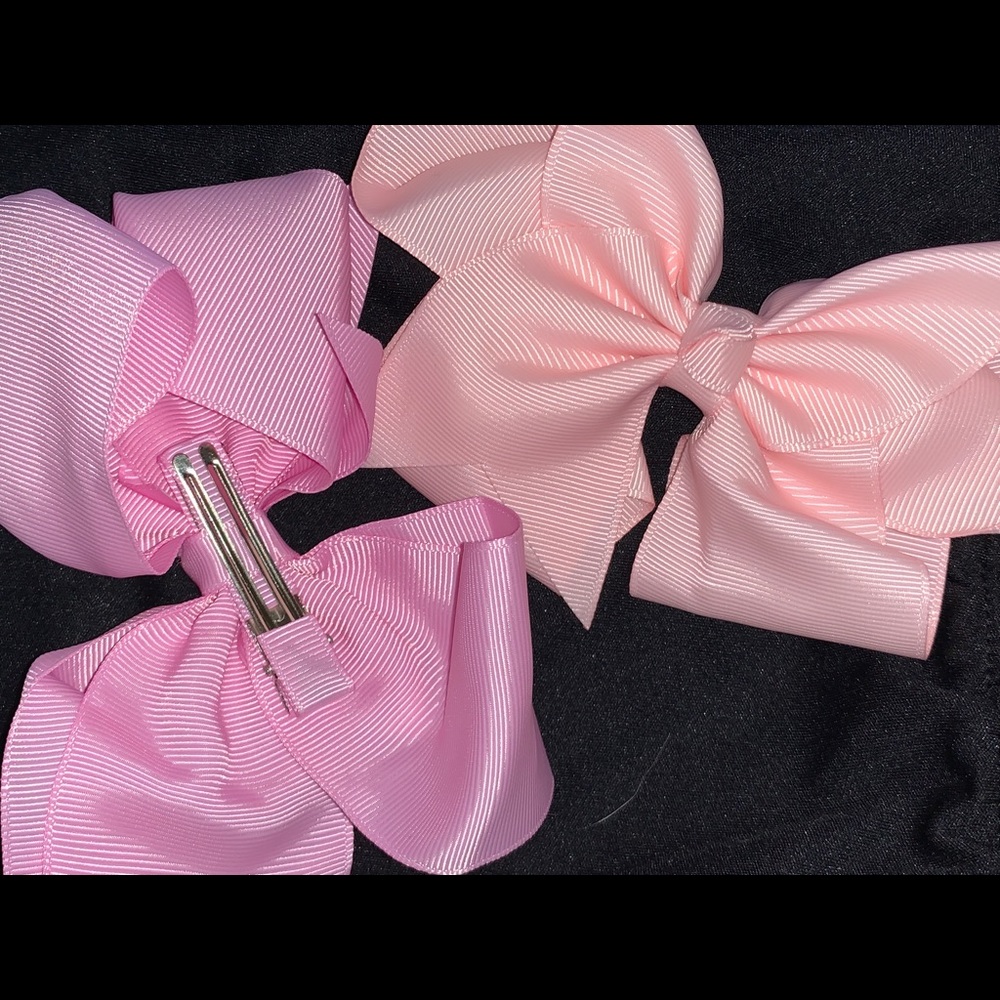 Girls clip style hair bows in multiple colors!